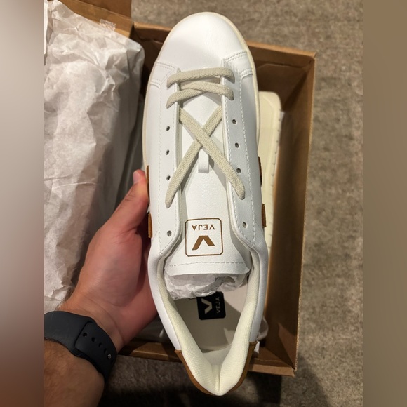 BRAND NEW Veja - Picture 3 of 3